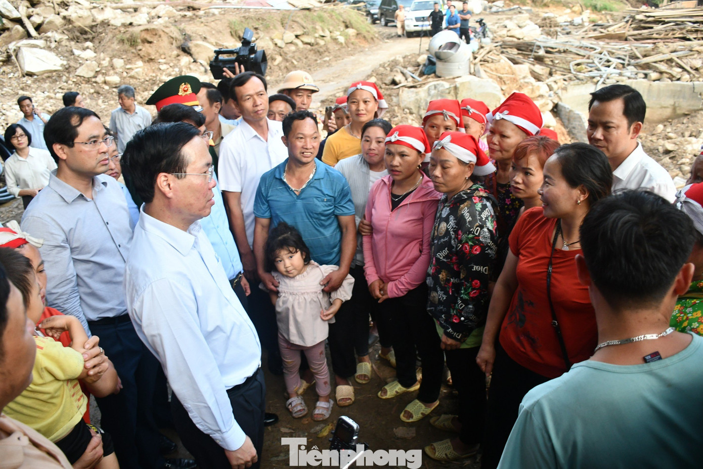 Chủ tịch nước Võ Văn Thưởng đến xã Liên Minh, thị xã Sa Pa thăm hỏi người dân vùng lũ.