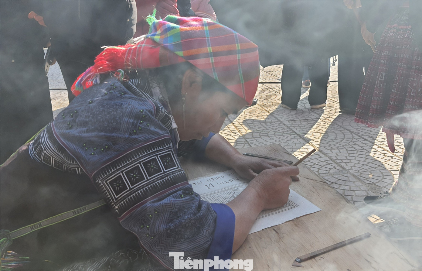 Nghệ thuật dùng sáp ong tạo hoa văn trên vải của người Mông trở thành di sản văn hóa phi vật thể cấp quốc gia. Nghệ thuật dùng sáp ong tạo hoa văn trên vải của người Mông trở thành di sản văn hóa phi vật thể cấp quốc gia.