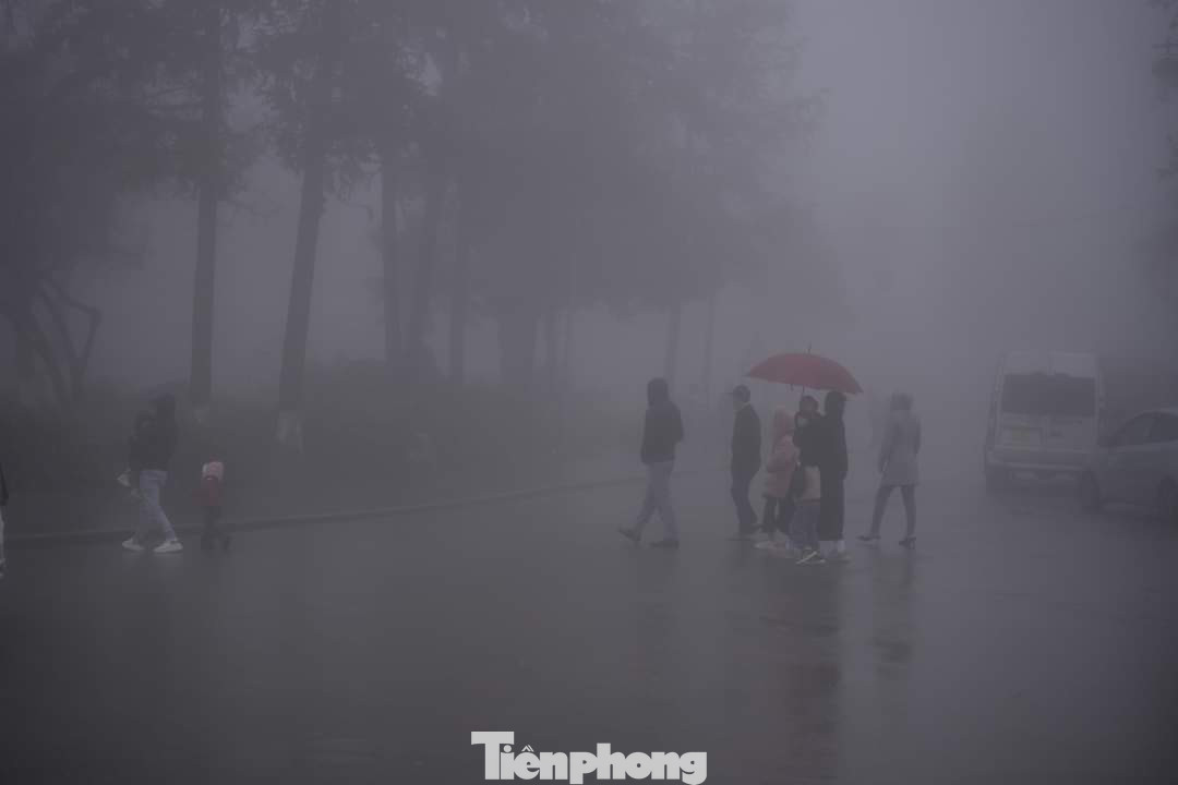 Trên các tuyến phố, các địa điểm du lịch do ảnh hưởng của không khí lạnh, sương mù dày đặc, tầm nhìn hạn chế.