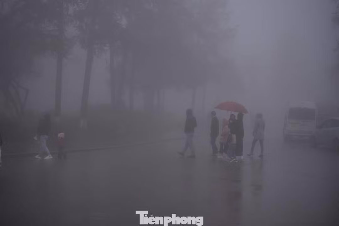 Trên các tuyến phố, các địa điểm du lịch do ảnh hưởng của không khí lạnh, sương mù dày đặc, tầm nhìn hạn chế.