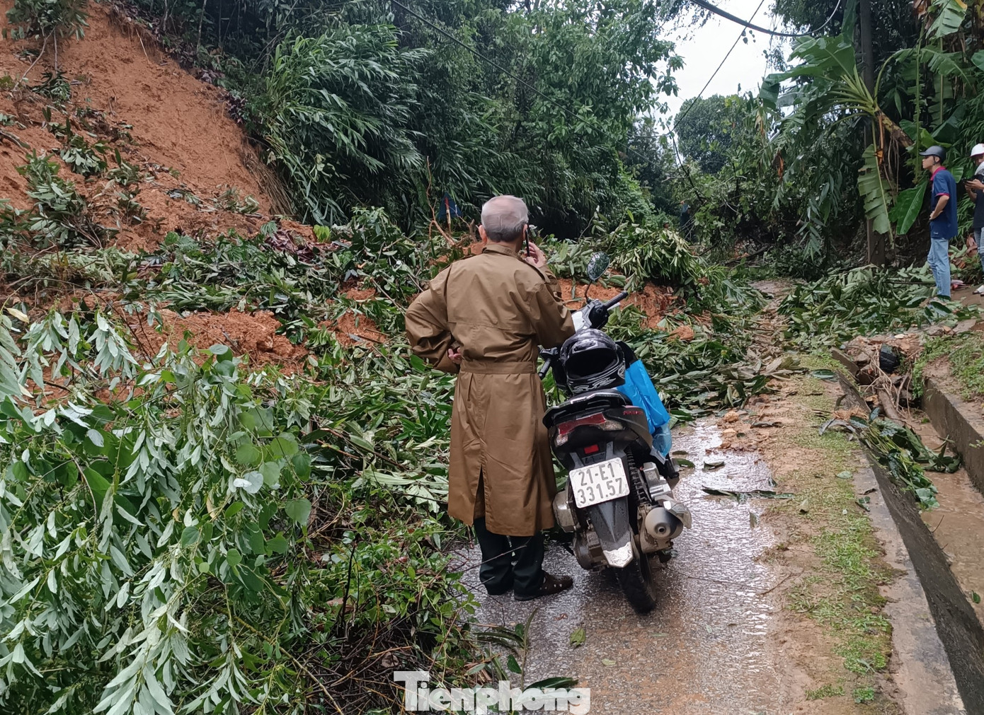 Tuyến đường tỉnh lộ 163 Yên Bái - Khe Sang bị sạt lở gây ách tắc. Đường từ trung tâm huyện vào xã Yên Thái chưa thể di chuyển bằng phương tiện. Tuyến đường tỉnh lộ 163 Yên Bái - Khe Sang bị sạt lở gây ách tắc. Đường từ trung tâm huyện vào xã Yên Thái chưa thể di chuyển bằng phương tiện.
