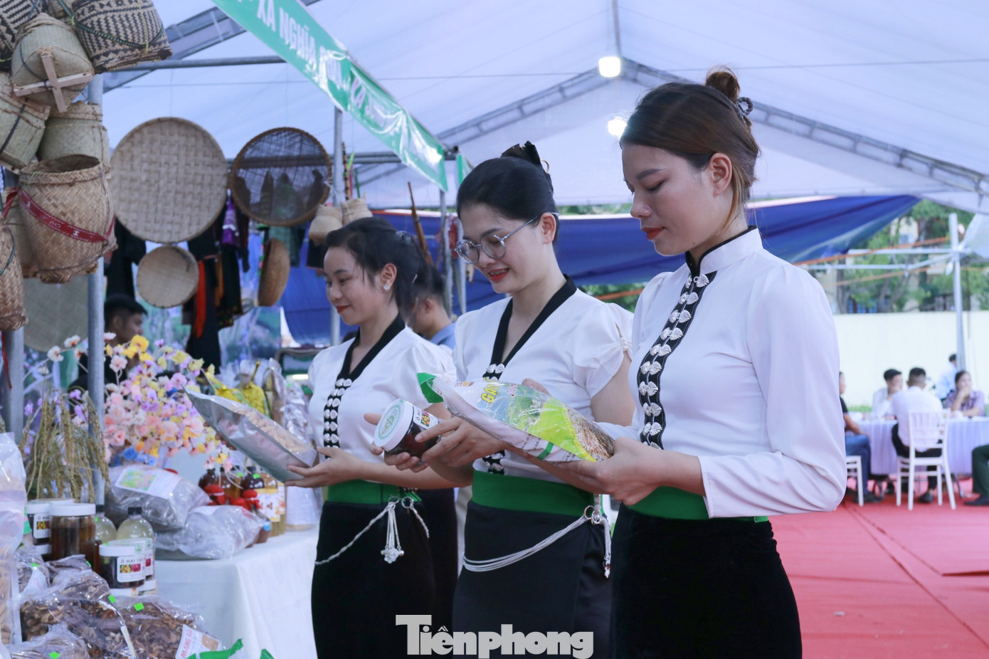 Những sản phẩm đặc sản của người dân bản địa được mọi người ưa chuộng.