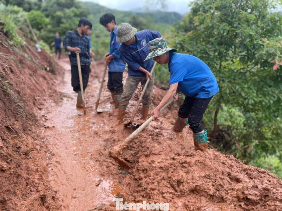 Trong ngày 7 đến 9/8, hàng trăm đoàn viên thanh niên từ các phòng, ban của huyện, xã phối hợp đoàn thanh niên cơ sở, khắc phục các tuyến đường liên thôn để thuận lợi cho việc tiếp cận, hỗ trợ các hộ dân bị thiệt hại.