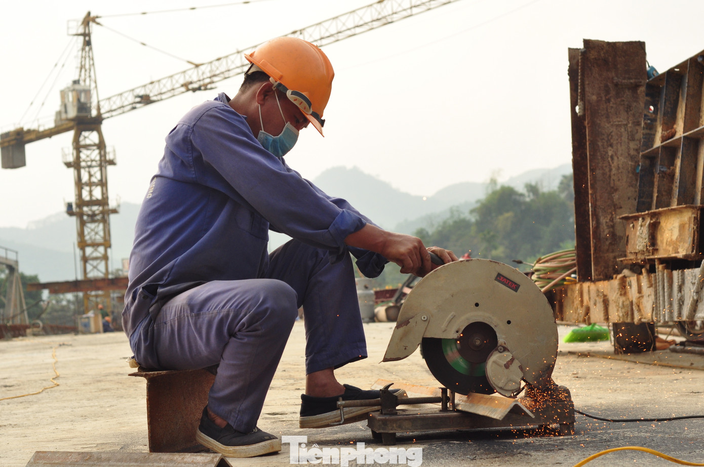 Ông Trần Xuân Cường - Giám đốc Ban quản lý dự án đầu tư xây dựng các công trình giao thông tỉnh Yên Bái, cho hay, cầu Tô Mậu hoàn thành đưa vào sử dụng góp phần hoàn thiện đồng bộ cơ sở hạ tầng, phá vỡ thế độc đạo hệ thống giao thông, bảo đảm kết nối hai bên bờ sông Chảy tạo động lực thúc đẩy phát triển kinh tế - xã hội của huyện Lục Yên. Ông Trần Xuân Cường - Giám đốc Ban quản lý dự án đầu tư xây dựng các công trình giao thông tỉnh Yên Bái, cho hay, cầu Tô Mậu hoàn thành đưa vào sử dụng góp phần hoàn thiện đồng bộ cơ sở hạ tầng, phá vỡ thế độc đạo hệ thống giao thông, bảo đảm kết nối hai bên bờ sông Chảy tạo động lực thúc đẩy phát triển kinh tế - xã hội của huyện Lục Yên.