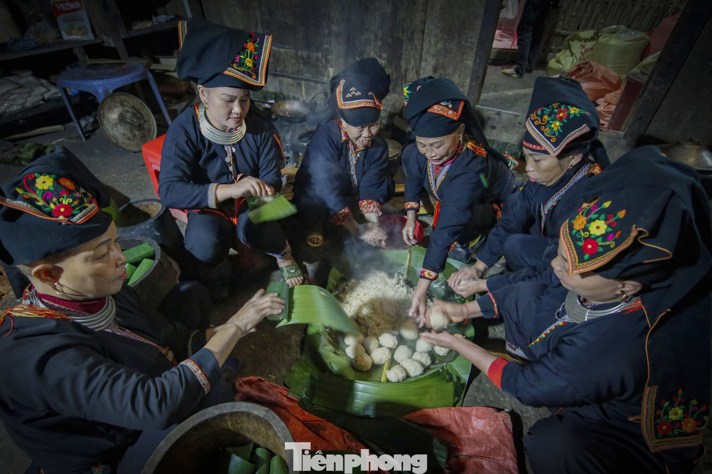 Theo anh Vảng, tham gia lễ cấp sắc, mỗi cặp vợ chồng đóng góp 3 triệu đồng, 1 con gà, 10 kg gạo nếp, 20 lít rượu, 100 kg gạo tẻ, và một số nhu yếu phẩm khác….