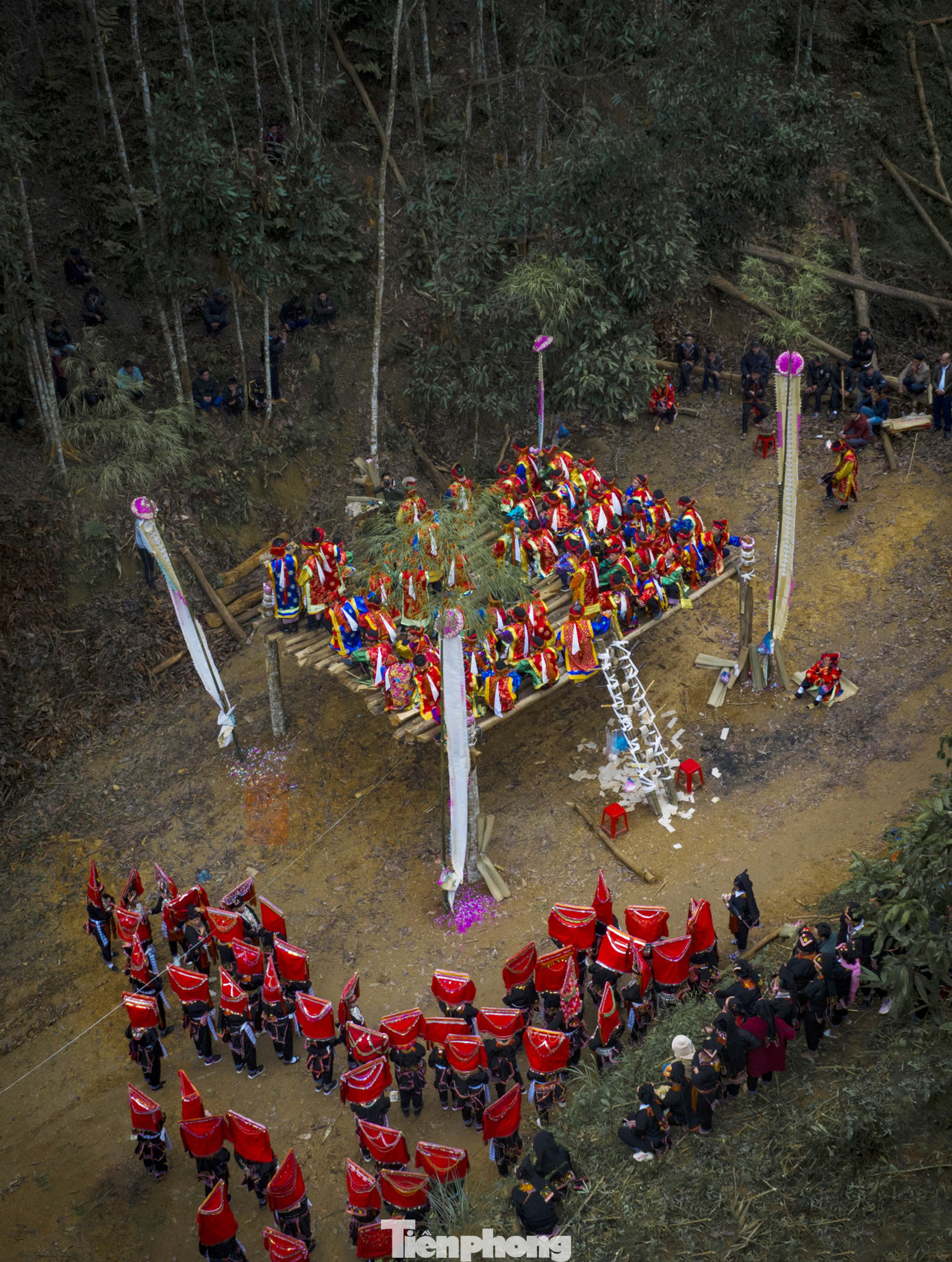 Bên cạnh các nghi thức, lễ cấp sắc còn diễn ra phần Hội với nhiều loại hình nghệ thuật dân gian biểu đạt các mục đích tôn giáo, tín ngưỡng thông qua âm nhạc, thánh ca, diễn xướng, nhảy múa, trình diễn, lễ nghi, các điệu múa dân gian… phản ánh nội dung về lịch sử, văn hóa, tạo nên một sinh hoạt vui tươi, thu hút sự tham gia sôi nổi người dân các bản, làng.