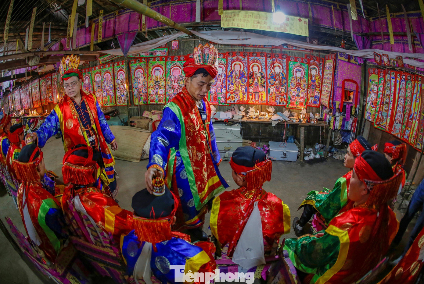 Trong lễ, người xin được cấp sắc phải đội mũ trên đầu và mặc trang phục truyền thống dân tộc mình. Trong lễ cấp sắc có nhiều các nghi lễ diễn ra ở trong nhà và bên ngoài nhà.