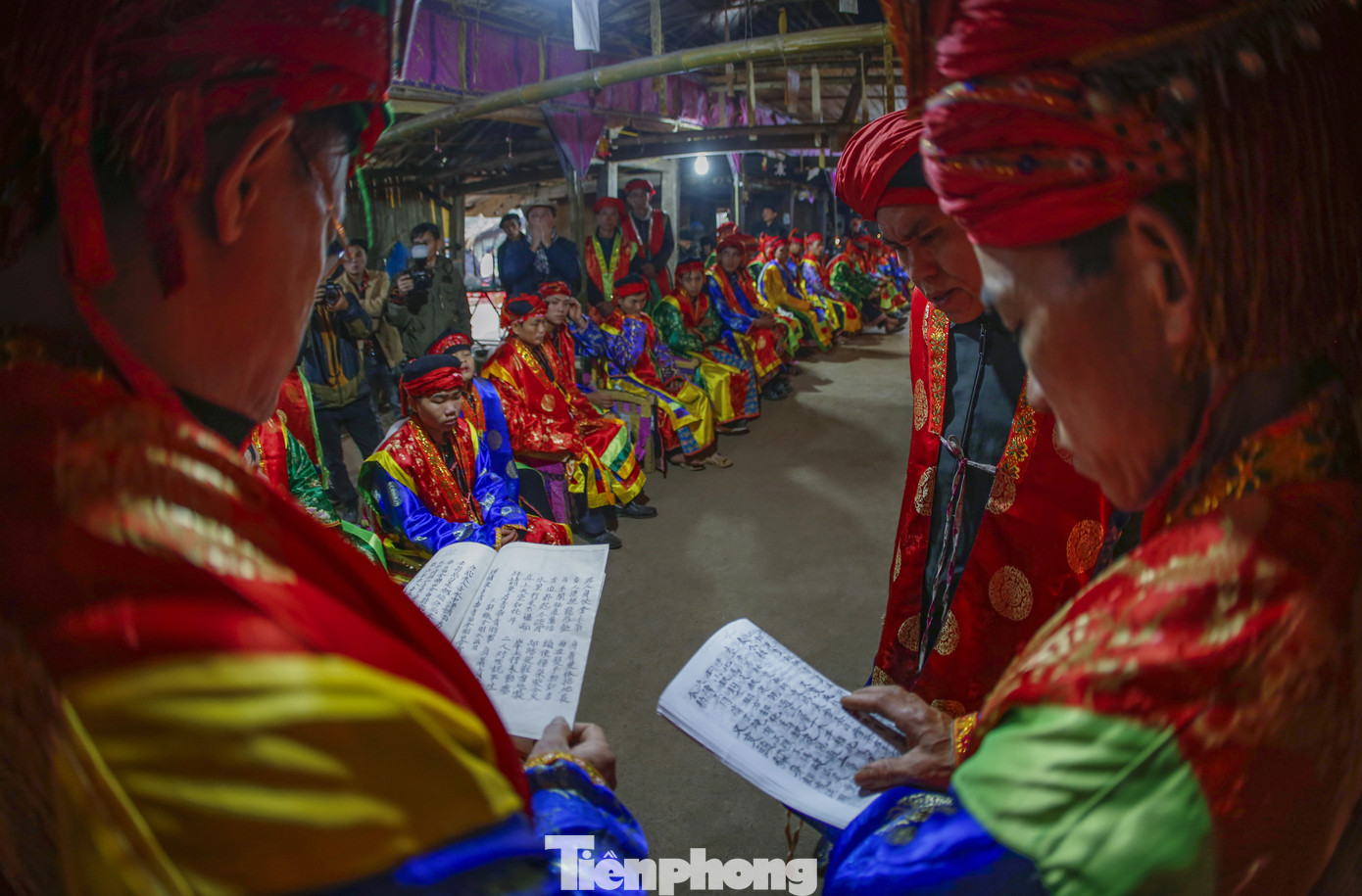 Trao đổi với Tiền Phong, anh Đặng Tòn Vảng (SN 1982, ở thôn Thượng Sơn, xã Phong Dụ Thượng, huyện Văn Yên) cho biết: Sau 3 năm chuẩn bị, gia đình chủ trì tổ chức lễ cấp sắc với sự tham gia của 63 cặp vợ chồng người Dao trên địa bàn huyện Văn Yên (Yên Bái) và huyện Văn Bàn (Lào Cai).