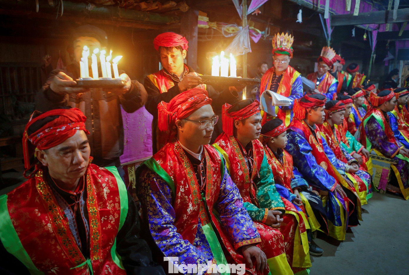 Nghi lễ độc đáo và huyền ảo nhất sẽ diễn ra vào đêm thứ 3 của đại lễ. Tại đây, một khay nhỏ thắp 7 ngọn nến và một khay 12 ngọn nến được các thầy truyền qua đầu các học trò nhiều vòng, xác nhận đã đầy đủ kiến thức, đủ điều kiện để cấp sắc.