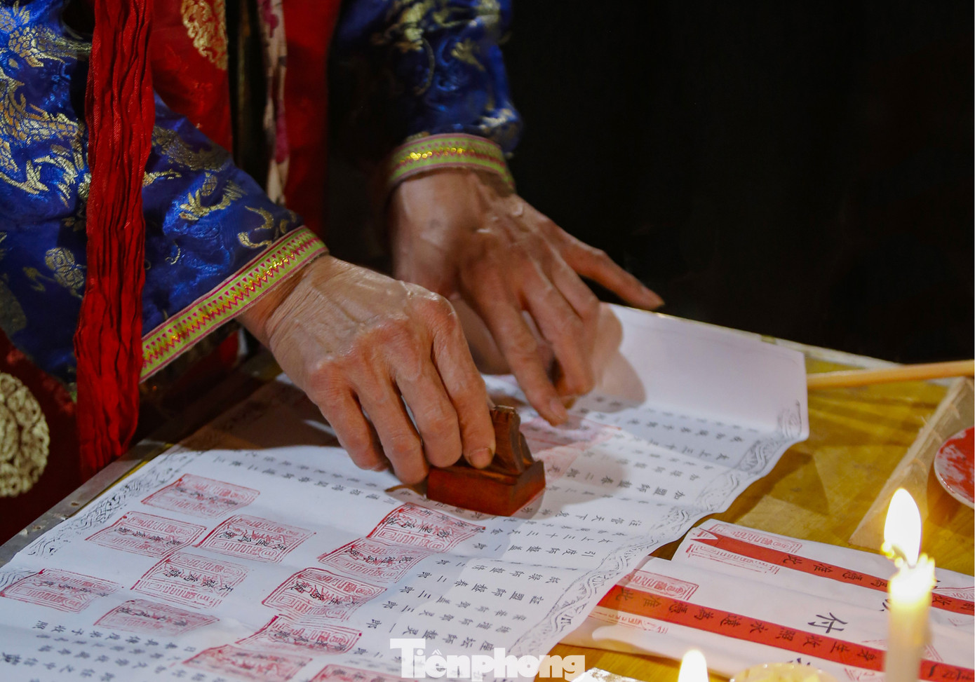 Sau nghi thức đặt đèn, các thầy cúng lần lượt đóng ấn cho người được cấp sắc, chứng nhận đã hoàn thành lễ cấp sắc, là một người đàn ông trưởng thành trong gia đình.