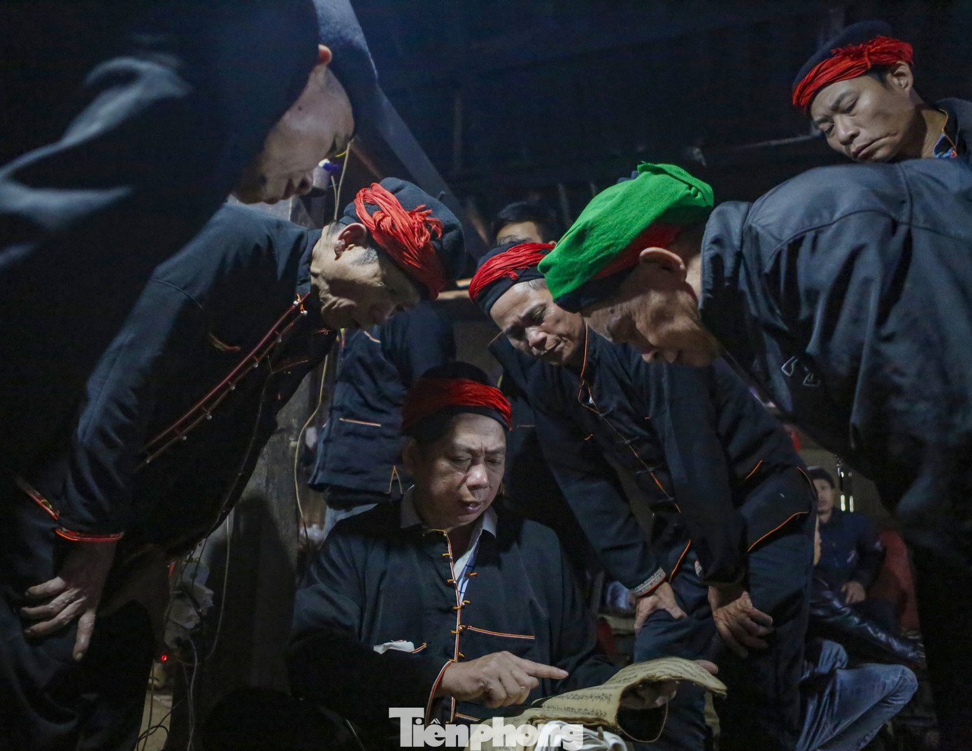 Thầy cúng trong lễ cấp sắc có thầy chính và thầy phụ. Thầy cúng chủ lễ phải là người có uy tín với người dân làng bản, am hiểu luật tục, có vai trò điều hành buổi lễ. Người được cấp sắc 12 đèn sẽ được cộng đồng trọng vọng, có đủ uy tín để đứng ra tổ chức các nghi lễ quan trọng cho bản làng.