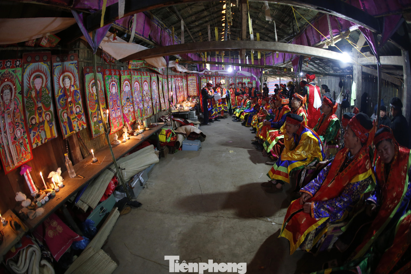 Lễ cấp sắc của người Dao đỏ có nhiều bậc: 3 đèn, 7 đèn, 12 đèn. Mỗi bậc phản ánh một ý nghĩa và trình độ khác nhau. Trong đó, cấp sắc 12 đèn là nghi thức cao nhất.