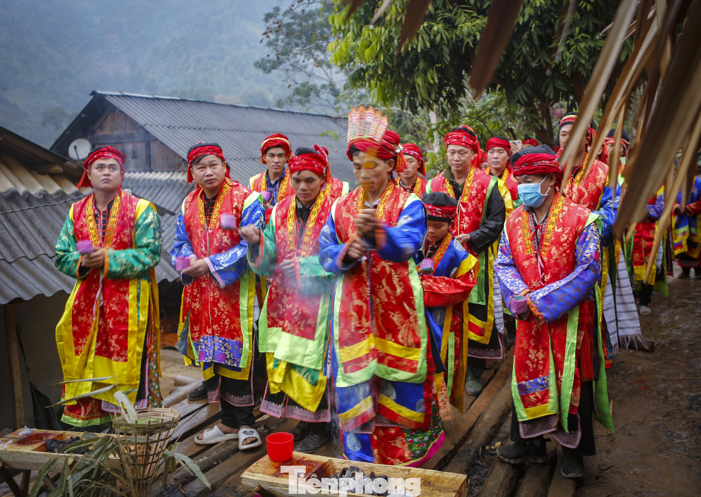 Các nghi lễ đều hướng về sự hình thành, cư ngụ lâu đời, quá trình đấu tranh để tiêu diệt ma quỷ, thú dữ… bảo vệ bình yên cho bản làng, cây trồng, vật nuôi của người Dao Đỏ.