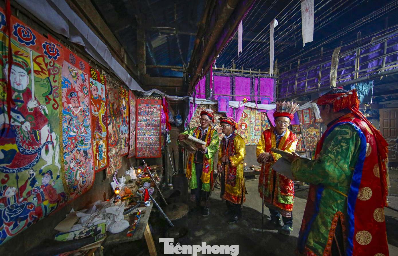 Trong suốt 4 ngày đêm diễn ra đại lễ cấp sắc, từ thầy cúng đến người thụ lễ và khách mời đều ăn chay. Phụ nữ và đàn ông phải ngồi ăn ở mâm riêng. Trước khi tiến hành buổi lễ, mọi người dọn dẹp sạch sẽ nhà cửa.