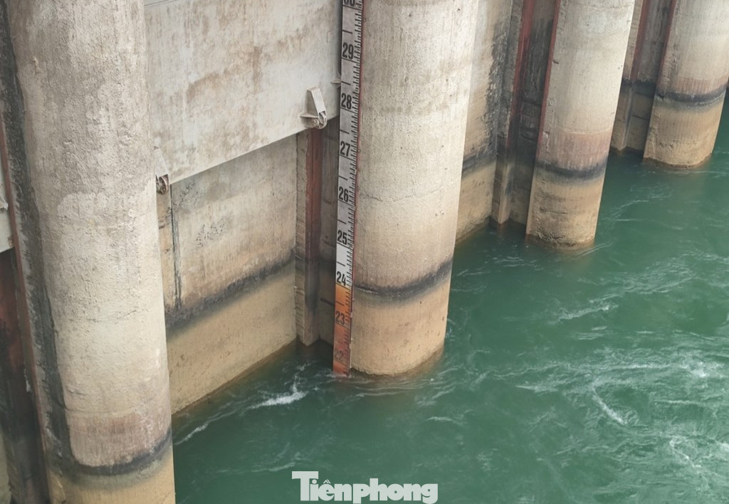 Theo thông tin từ thủy điện Thác Bà, đến 15h, ngày 12/6, mực nước hồ Thác Bà là 45,79m, dưới mực nước chết 21cm.