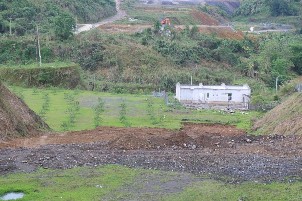 Dự án nhà hàng, khách sạn trên khu đất 3,77ha vẫn là bãi đất trống. Ảnh: Minh Đức. Dự án nhà hàng, khách sạn trên khu đất 3,77ha vẫn là bãi đất trống. Ảnh: Minh Đức.