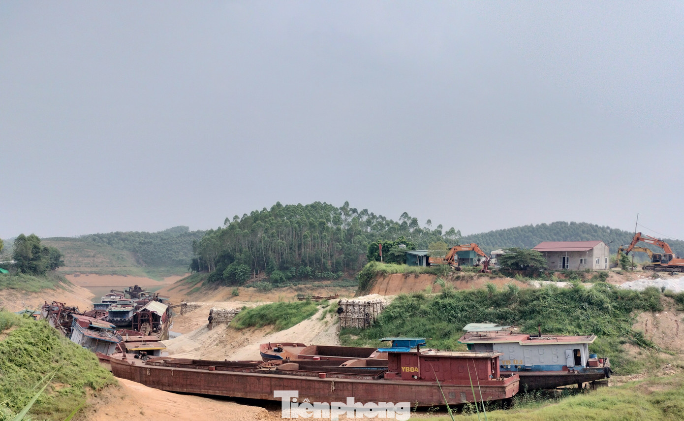 Có những bãi tập kết, hàng chục tàu chở cát nằm chất đống không thể di chuyển do nước hồ cạn.