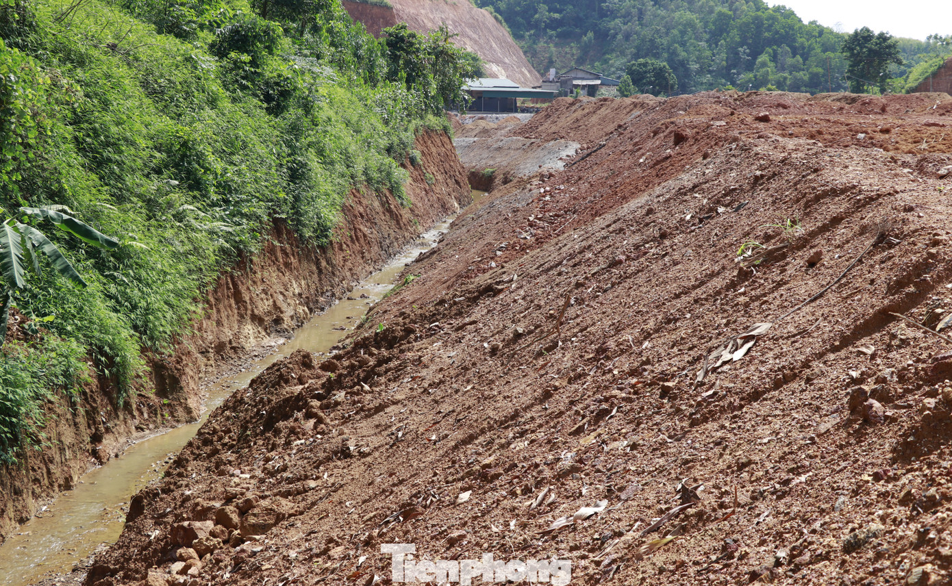 Các hộ dân mới khắc phục lại kênh dẫn nước bị hư hỏng.