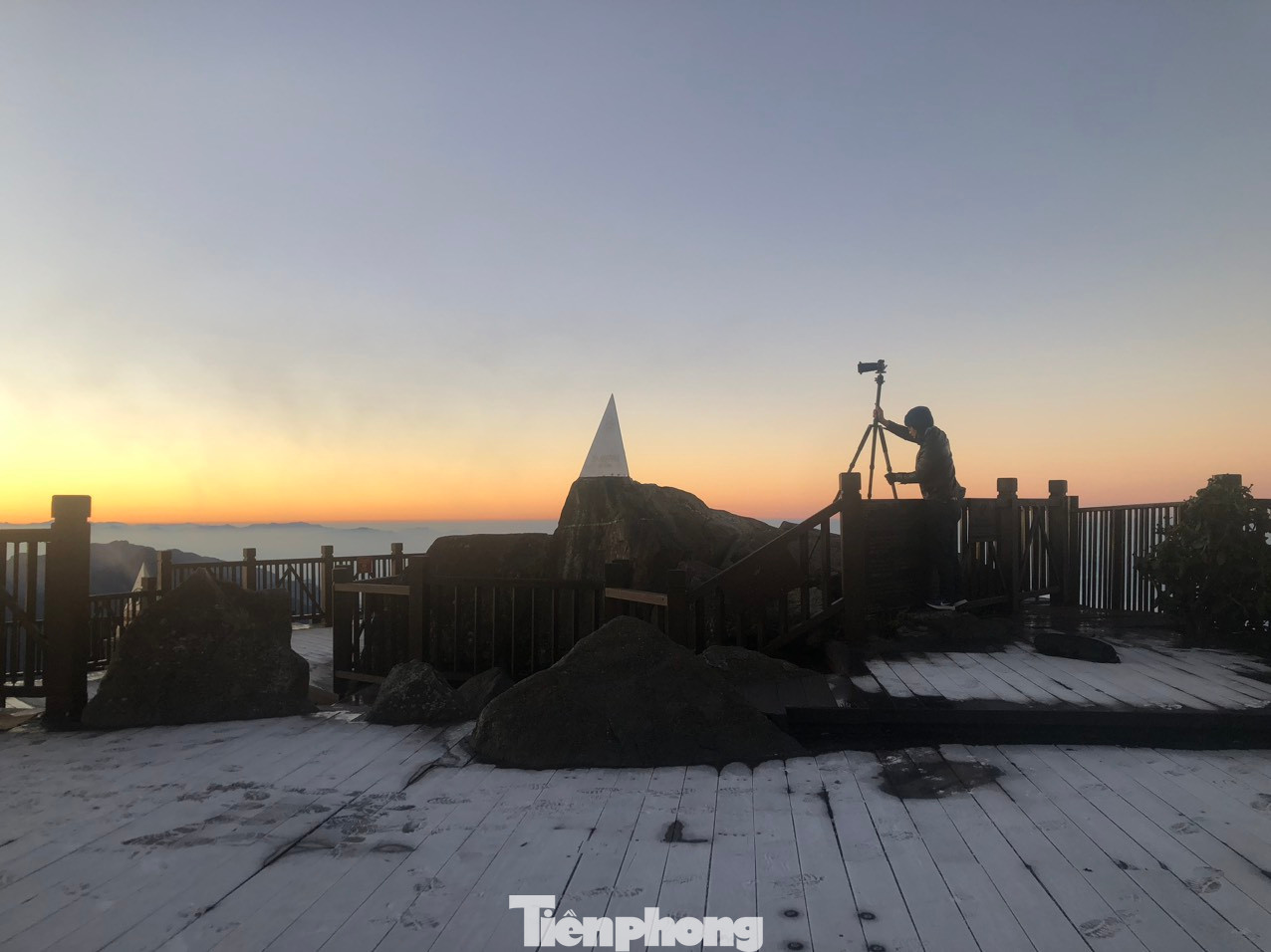 Nhiều người tranh thủ săn ảnh trên đỉnh Fansipan từ sáng sớm.