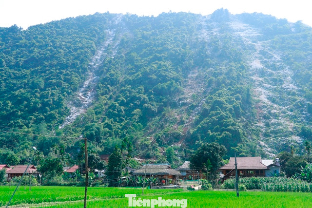 Khu vực xử lý khiến đá sạt lở thành rãnh sâu, đá văng từ trên cao xuống còn vướng mắc lưng chừng núi khiến người dân lo lắng. Khu vực xử lý khiến đá sạt lở thành rãnh sâu, đá văng từ trên cao xuống còn vướng mắc lưng chừng núi khiến người dân lo lắng.