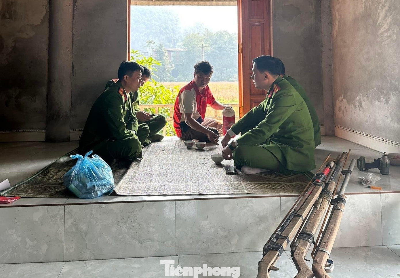 Lực lượng Công an đến nhà vận động người dân tự nguyện giao nộp vũ khí, vật liệu nổ.