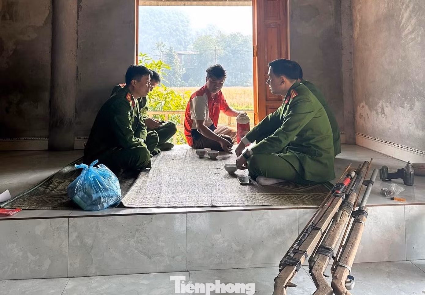 Lực lượng Công an đến nhà vận động người dân tự nguyện giao nộp vũ khí, vật liệu nổ.