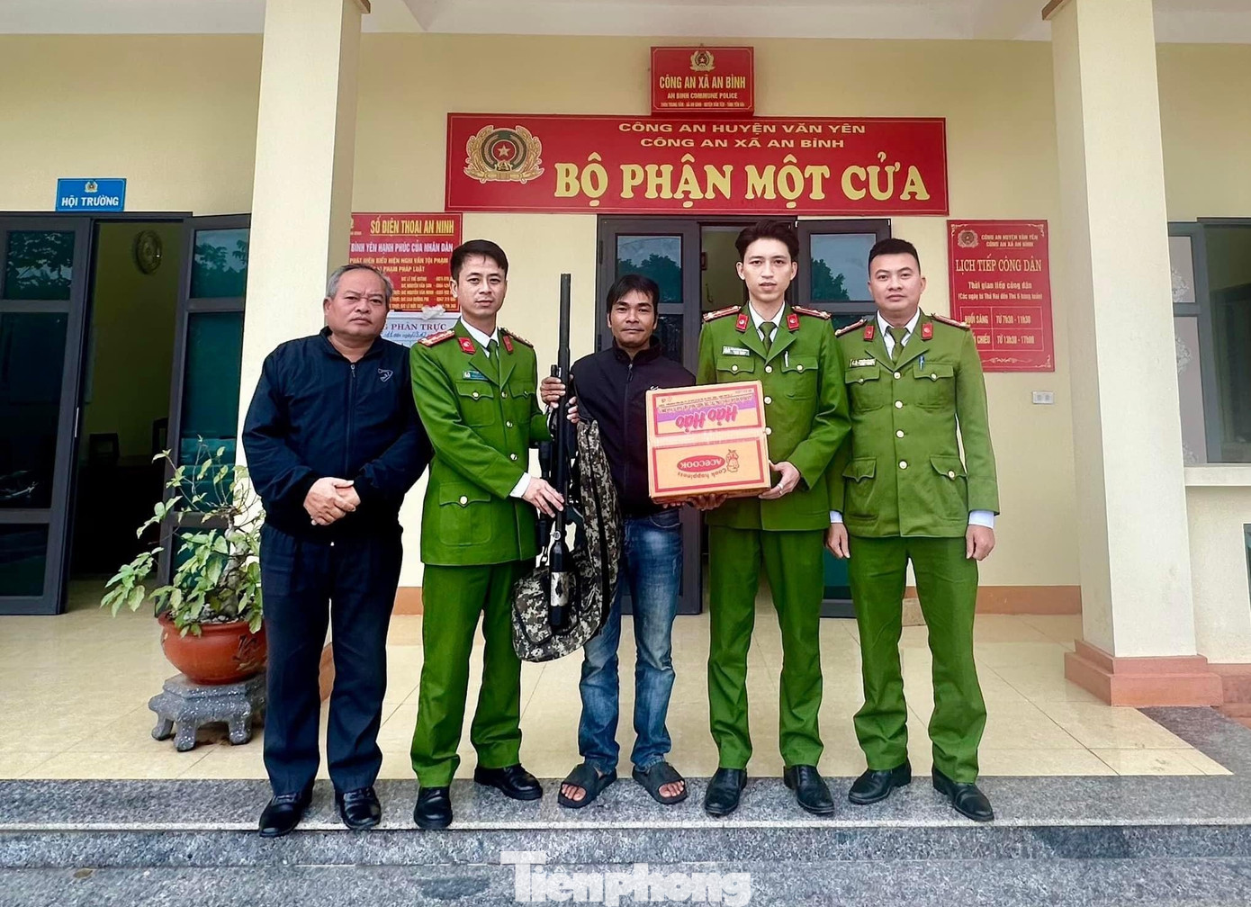 Người dân khi giao nộp vũ khí được hỗ trợ lương thực hoặc nhu yếu phẩm.