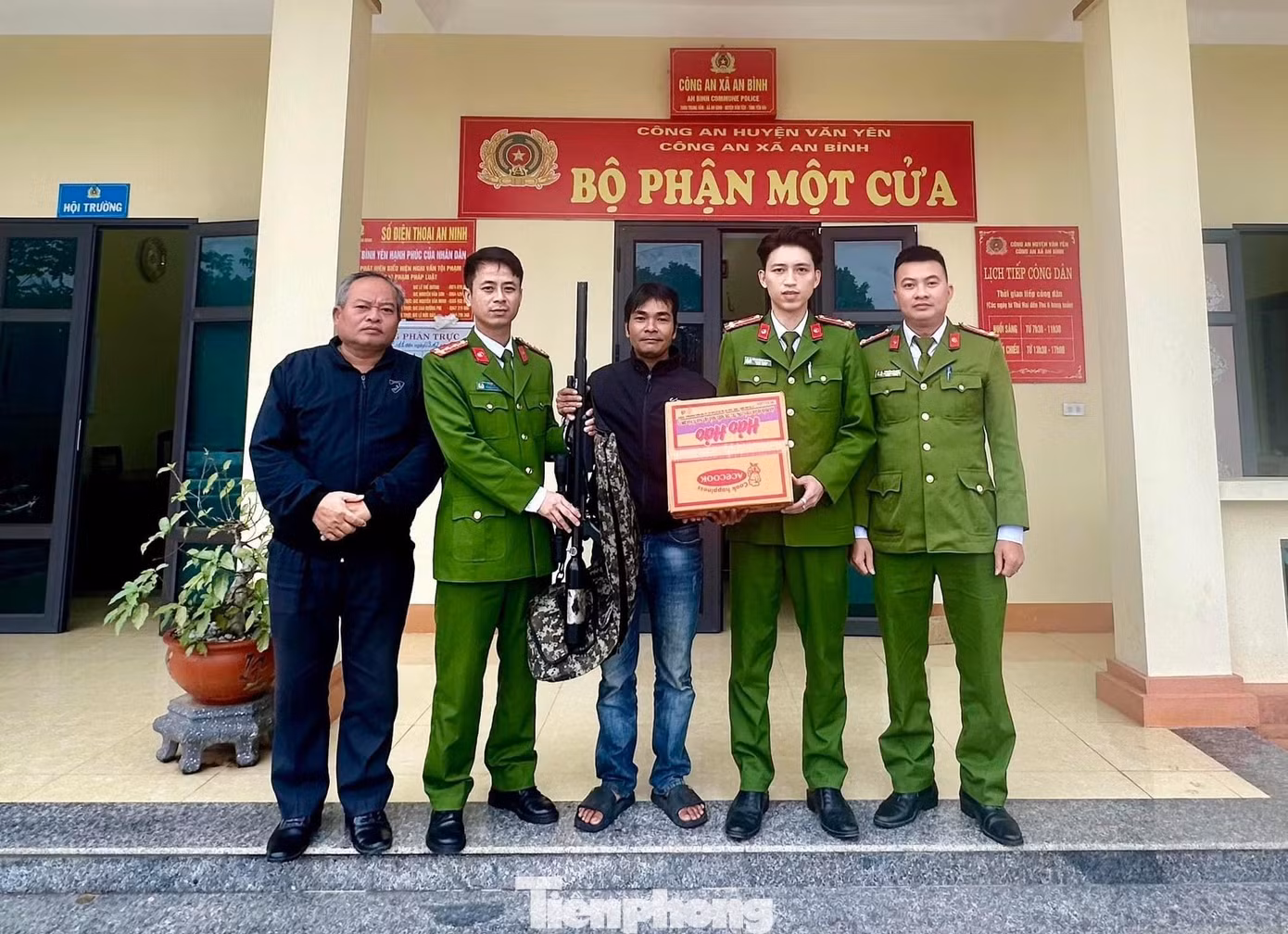 Người dân khi giao nộp vũ khí được hỗ trợ lương thực hoặc nhu yếu phẩm.