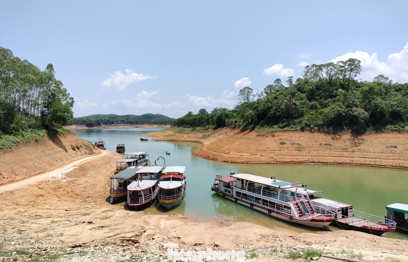 Việc hồ Thác Bà cạn kỷ lục khiến nhiều hoạt động vận tải đường thủy bị ảnh hưởng nghiêm trọng, nhiều tuyến vận tải hành khách, nguyên vật liệu phải tạm dừng hoạt động.