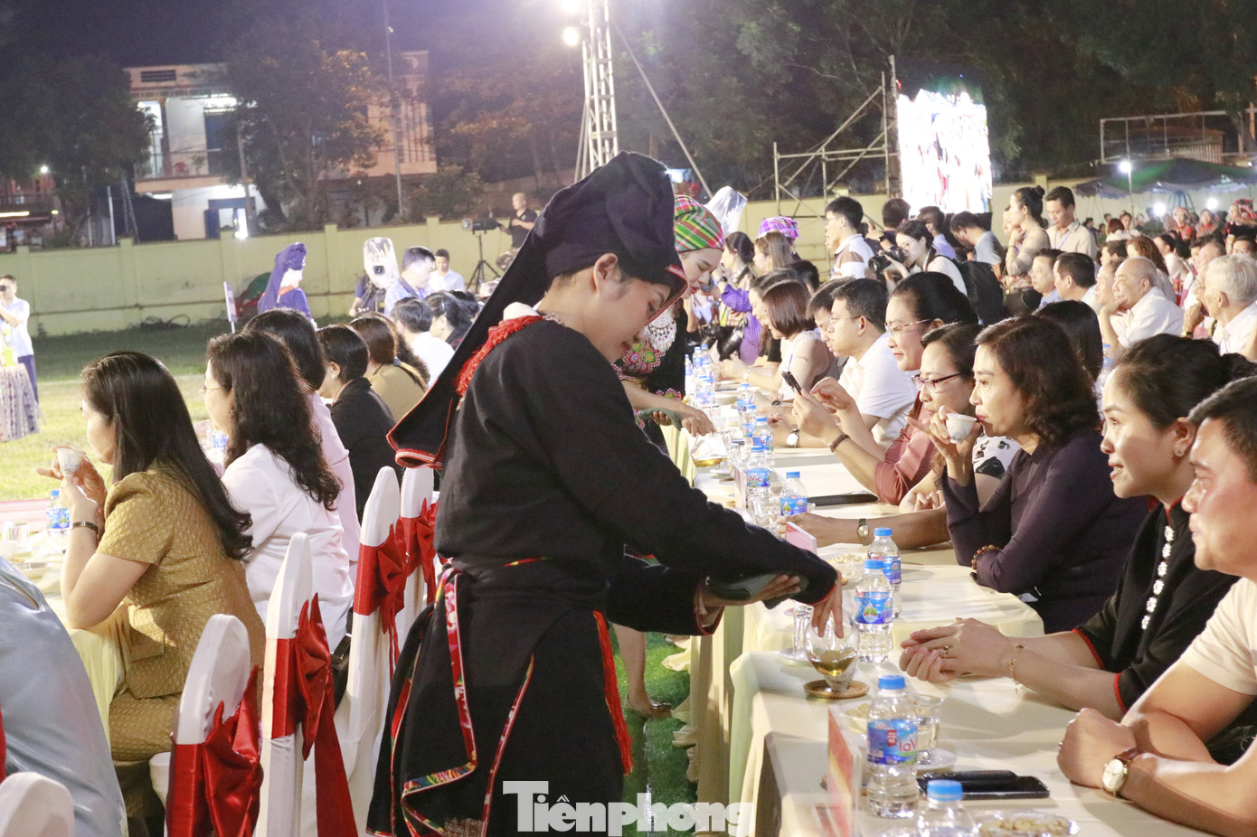 Mở màn Lễ hội, đại biểu cùng du khách được thưởng thức nghệ thuật pha trà và thưởng trà.