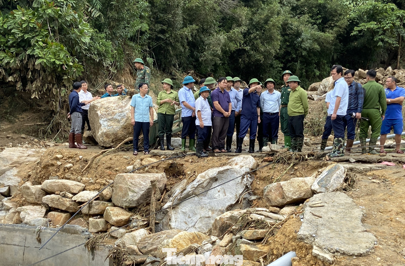 Phó Thủ tướng Chính phủ nhấn mạnh, các cấp, ngành địa phương cần có giải pháp triển khai công tác ứng phó kịp thời, hiệu quả nhằm bảo đảm an toàn tính mạng cho người dân. Trong đó cần tiếp tục tổ chức rà soát, di dời, sơ tán ngay người dân ra khỏi khu vực nguy hiểm.