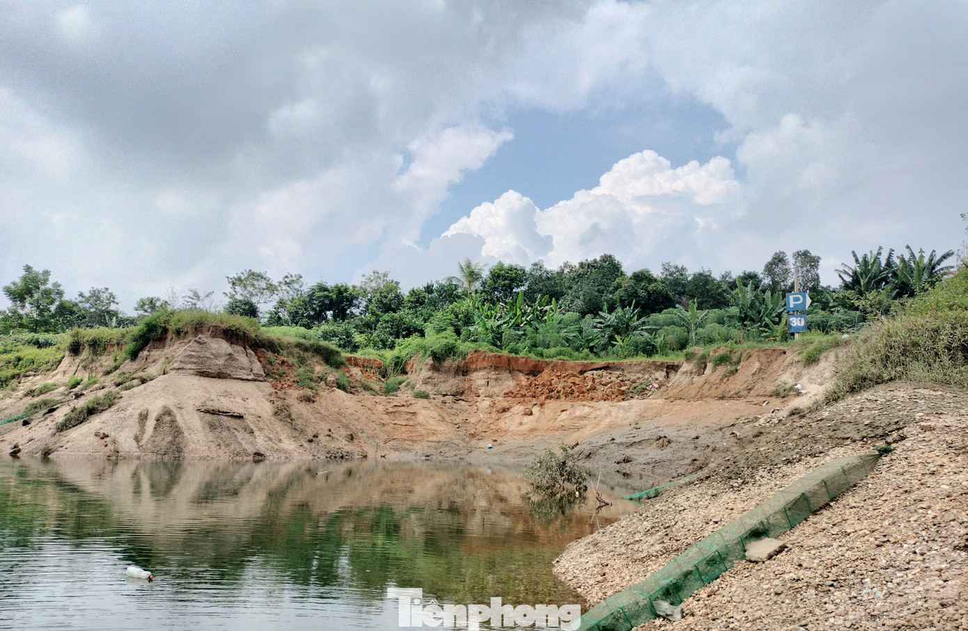 Dọc bờ sông Chảy nham nhở những vị trí sạt lở ảnh hưởng nghiêm trọng đến đời sống người dân. Dọc bờ sông Chảy nham nhở những vị trí sạt lở ảnh hưởng nghiêm trọng đến đời sống người dân.