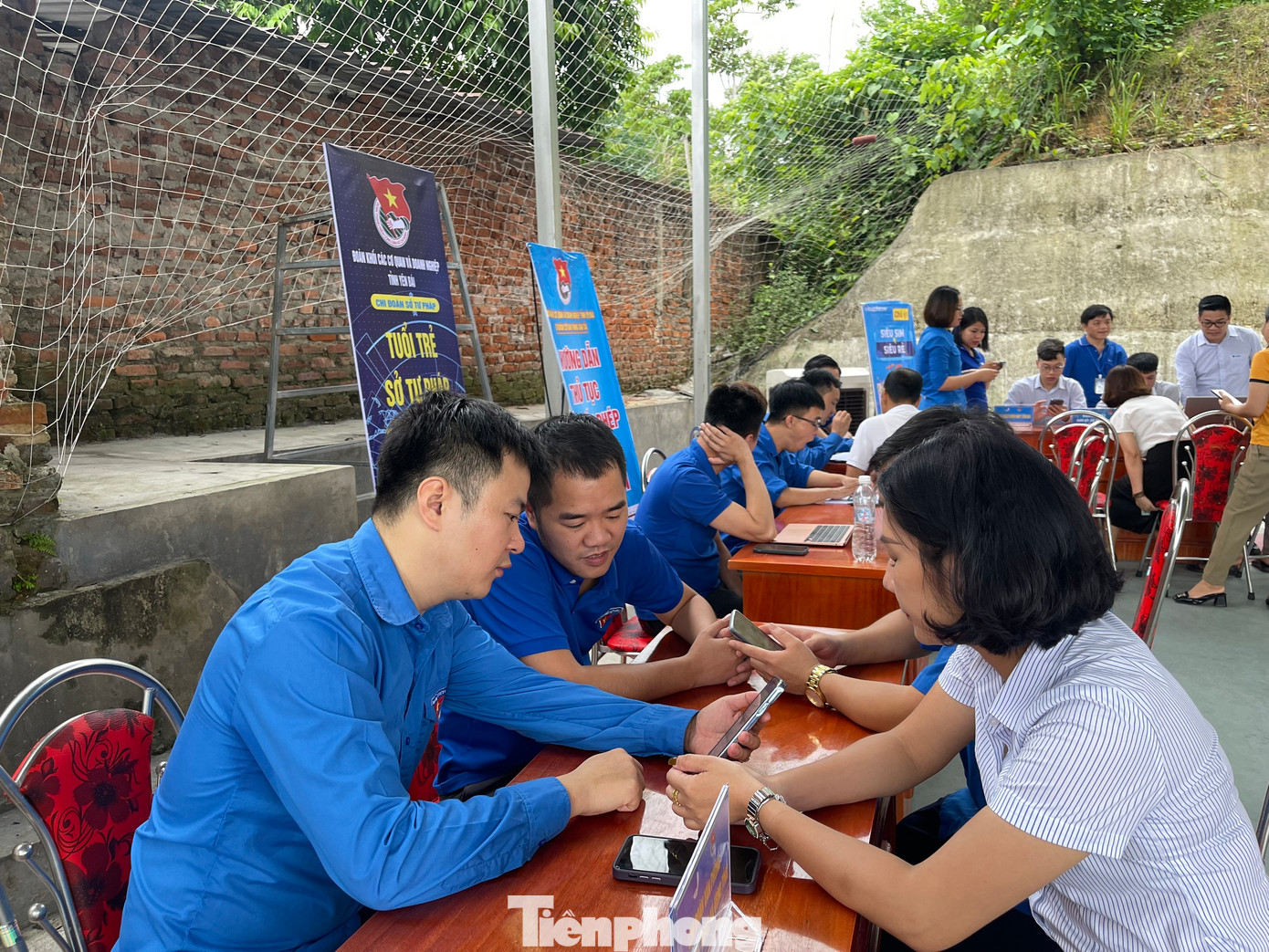 Hướng dẫn người dân thực hiện thủ tục hành chính cấp phép lái xe; thủ tục hành chính cấp phiếu lý lịch tư pháp; tuyên truyền tiết kiệm điện, cài app chăm sóc khách hàng; tuyên truyền tham gia bảo hiểm xã hội tự nguyện...