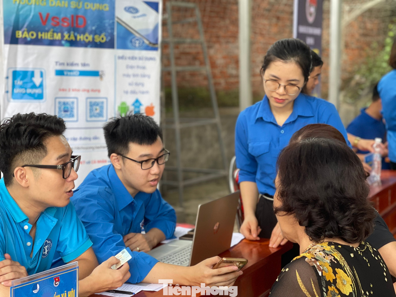 Bên cạnh đó, tại các bàn tư vấn, ĐVTN các cơ quan, đơn vị cũng hướng dẫn người dân bộ quy trình thủ tục như: thay đổi thông tin, đính chính thông tin, cấp đổi giấy chứng nhận quyền sử dụng đất; hướng dẫn cài đặt và sử dụng ứng dụng eTax Mobile; thực hiện công tác chuẩn hóa thông tin mã số thuế cá nhân.