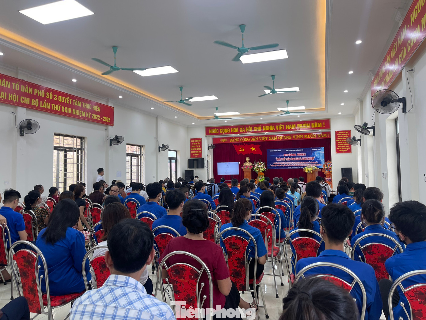 Ngày 15/7, Đoàn Khối cơ quan và doanh nghiệp tỉnh phối hợp cùng Thành Đoàn Yên Bái và các đoàn thể địa phương tổ chức “Ngày cuối tuần cùng dân và doanh nghiệp”, ra quân hỗ trợ chuyển đổi số (CĐS) và giải quyết thủ tục hành chính cho người dân.