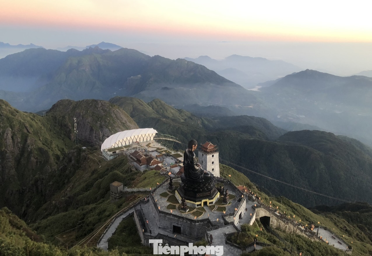 Đến khoảng 7h, khi mặt trời xuất hiện, nhiệt độ gia tăng, lớp băng mỏng này tan dần.