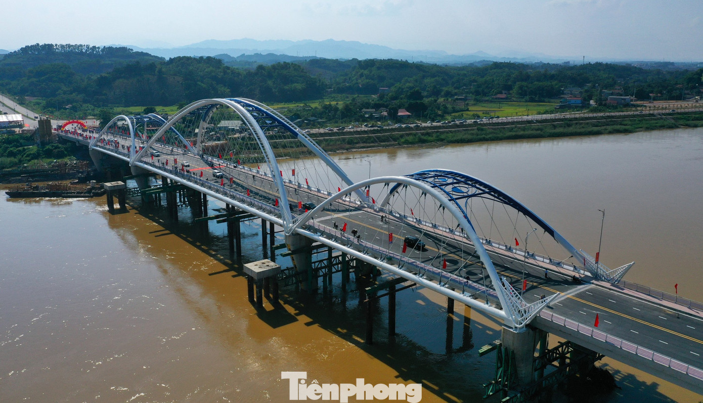 Cầu được thiết kế vĩnh cửu, dạng cầu vòm thép hiện đại, kết cấu bằng bê tông cốt thép và bê tông cốt thép dự ứng lực, gồm 10 nhịp với quy mô bề rộng toàn cầu là 20,5m, chiều dài toàn cầu gần 520m. Cầu được thiết kế vĩnh cửu, dạng cầu vòm thép hiện đại, kết cấu bằng bê tông cốt thép và bê tông cốt thép dự ứng lực, gồm 10 nhịp với quy mô bề rộng toàn cầu là 20,5m, chiều dài toàn cầu gần 520m.