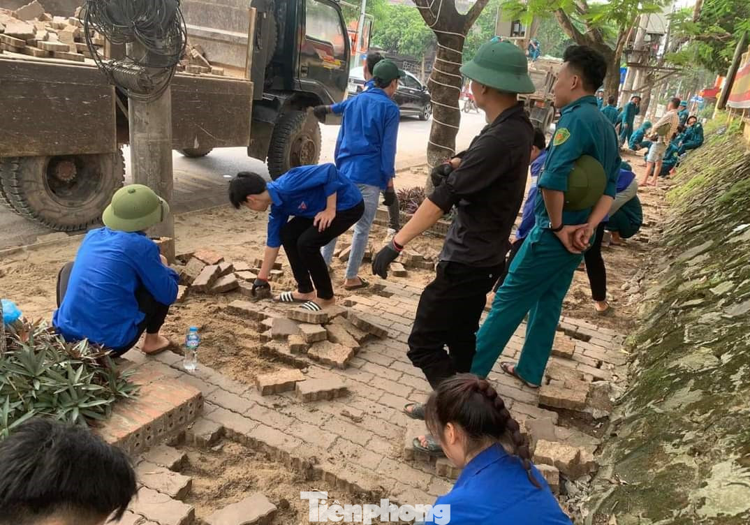 Cũng trong dịp cuối tuần này, tại các địa phương, đoàn thanh niên phối hợp cùng các đoàn thể ra quân các chiến dịch làm sạch môi trường, chỉnh trang đô thị trên địa bàn huyện Văn Yên.