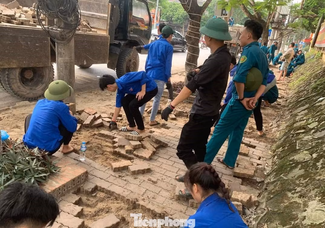 Cũng trong dịp cuối tuần này, tại các địa phương, đoàn thanh niên phối hợp cùng các đoàn thể ra quân các chiến dịch làm sạch môi trường, chỉnh trang đô thị trên địa bàn huyện Văn Yên.