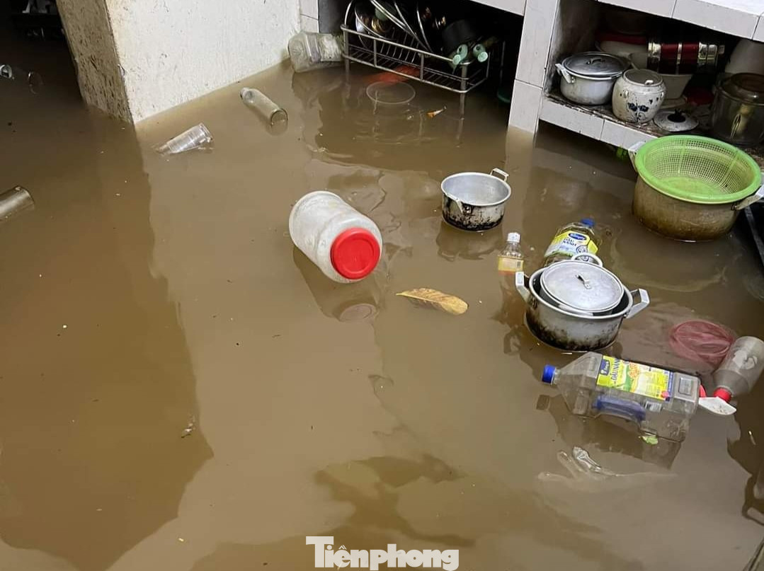 Mưa lớn cũng khiến hàng trăm ngôi nhà bị ngập...