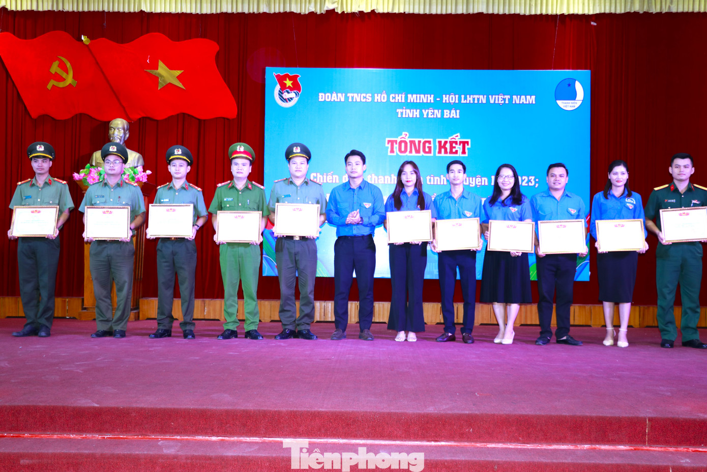 Lãnh đạo tỉnh đoàn Yên Bái trao bằng khen cho các tập thể, cá nhân có thành tích xuất sắc trong chiến dịch tiếp sức mùa thi. Lãnh đạo tỉnh đoàn Yên Bái trao bằng khen cho các tập thể, cá nhân có thành tích xuất sắc trong chiến dịch tiếp sức mùa thi.