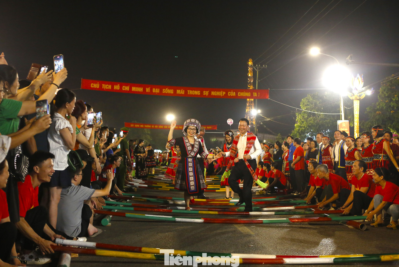Cuối chương trình, các lãnh đạo tỉnh Yên Bái cùng đông đảo người dân đã tham gia các hoạt động văn hóa, văn nghệ dân gian gắn liền với bản sắc văn hóa các dân tộc trên địa bàn.