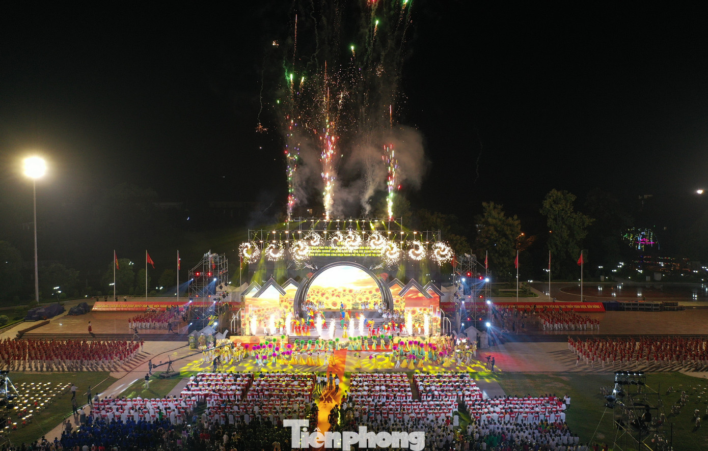 Kết thúc buổi lễ, màn văn nghệ với sự tham gia của gần 1.000 diễn viên, nghệ sĩ chuyên và không chuyên trên địa bàn cùng với màn bắn pháo hoa chúc mừng TP Yên Bái đạt đô thị loại II, đón nhận huân chương độc lập hạng nhì, quyết định phê duyệt quy hoạch tỉnh Yên Bái.