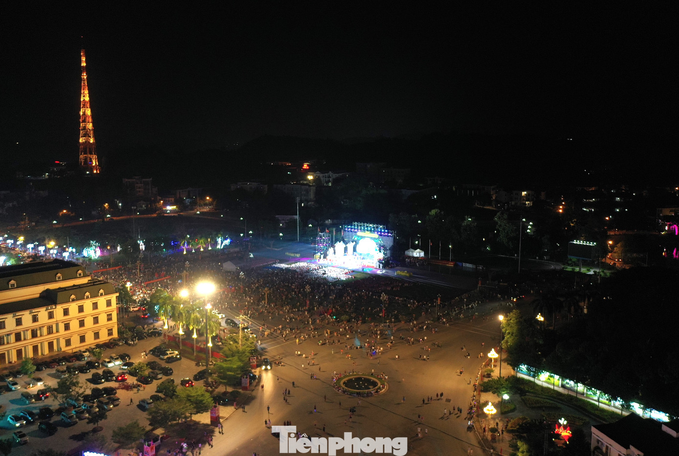 Tối 24/9, trên khắp các nẻo đường dẫn về quảng trường trung tâm TP Yên Bái chật kín người qua lại, đông đảo người dân trên địa bàn nô nức về tham dự Lễ công bố quy hoạch tỉnh giai đoạn 2021 - 2030, tầm nhìn đến năm 2050; đón nhận huân chương lao động hạng nhì và quyết định công nhận TP Yên Bái là đô thị loại II.