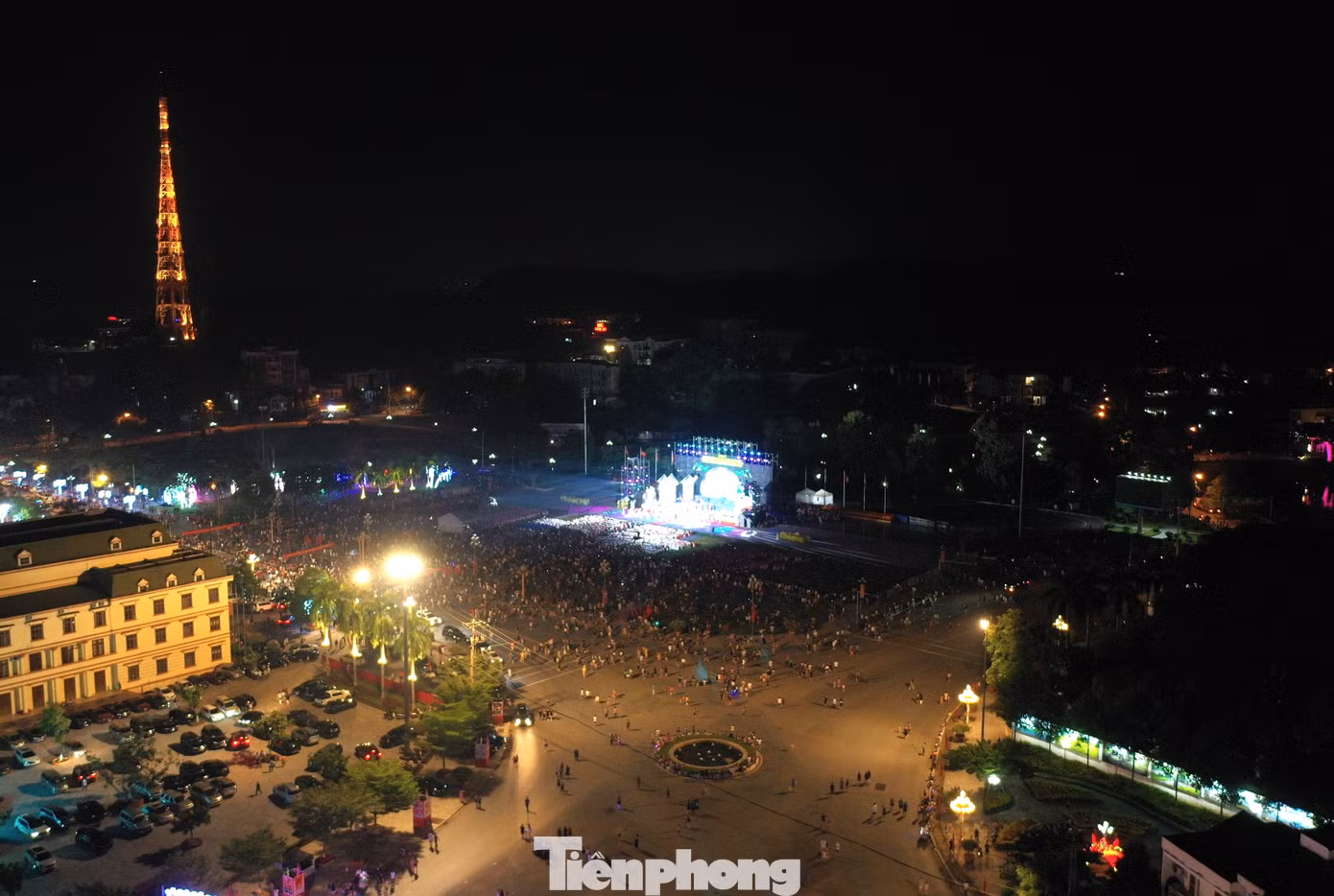 Tối 24/9, trên khắp các nẻo đường dẫn về quảng trường trung tâm TP Yên Bái chật kín người qua lại, đông đảo người dân trên địa bàn nô nức về tham dự Lễ công bố quy hoạch tỉnh giai đoạn 2021 - 2030, tầm nhìn đến năm 2050; đón nhận huân chương lao động hạng nhì và quyết định công nhận TP Yên Bái là đô thị loại II.