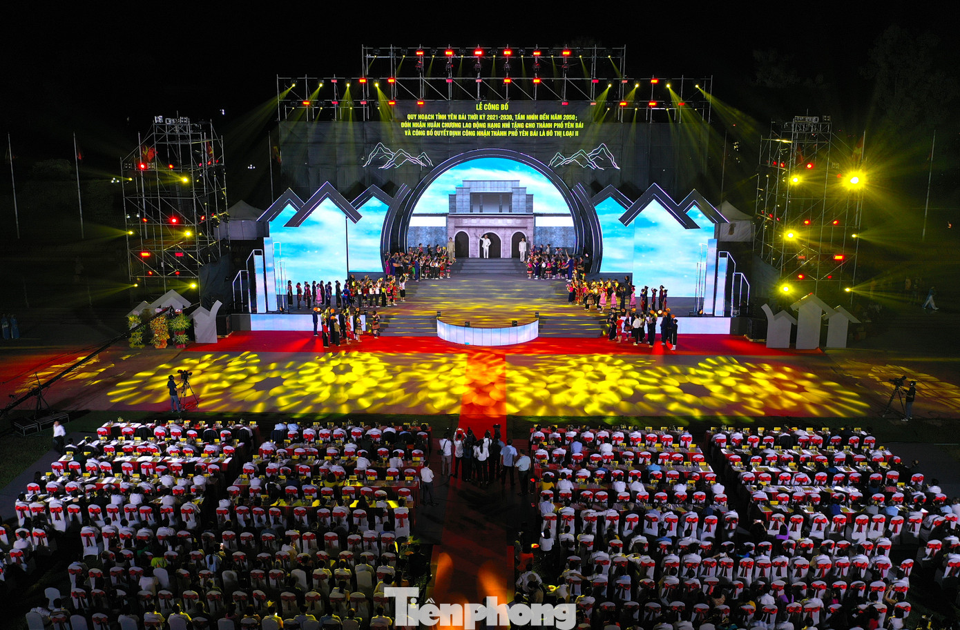 Buổi lễ diễn ra với nhiều chương trình nghệ thuật được dàn dựng công phu, tỉ mỉ, khắc họa những thành tựu trong quá trình xây dựng và phát triển của TP Yên Bái từ khi thành lập đến nay.