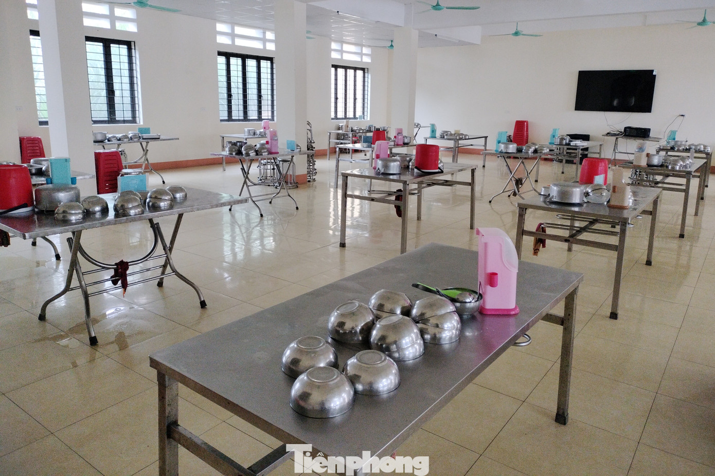 Chiều 19/12, có mặt tại khu vực bếp ăn của nhà trường, PV ghi nhận khu bếp được dọn dẹp sạch sẽ, bàn ghế sắp xếp ngăn nắp.