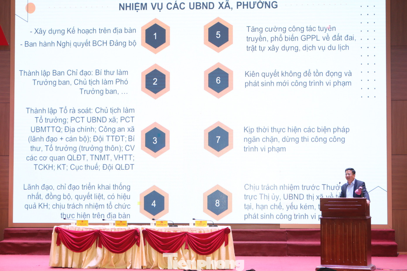 Các đại biểu được hướng dẫn thực hiện 10 bước trong kế hoạch xử lý các vi phạm về đất đai, trật tự xây dựng.