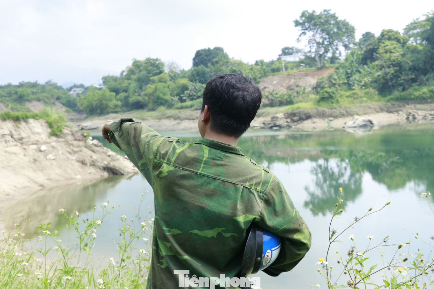 Anh Trường lo lắng do đất canh tác của gia đình mỗi khi mưa xuống lại bị sạt lở. Anh Trường lo lắng do đất canh tác của gia đình mỗi khi mưa xuống lại bị sạt lở.