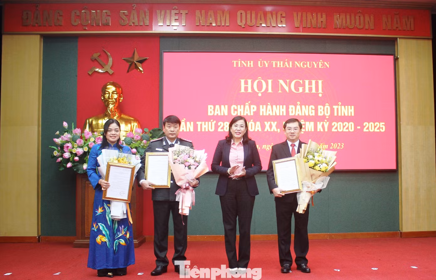Bí thư Tỉnh ủy Thái Nguyên trao quyết định chỉ định cho 3 nhân sự tham gia Ban Chấp hành Đảng bộ tỉnh, nhiệm kỳ 2020 - 2025. Bí thư Tỉnh ủy Thái Nguyên trao quyết định chỉ định cho 3 nhân sự tham gia Ban Chấp hành Đảng bộ tỉnh, nhiệm kỳ 2020 - 2025.